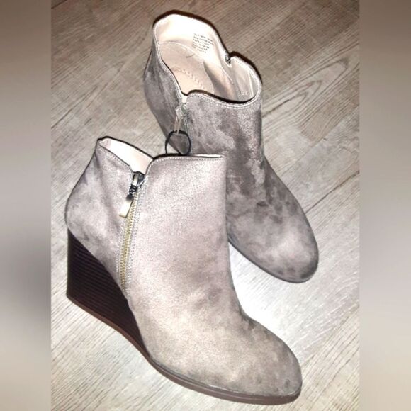 BRAND new Brown wedge booties sz.10 - Picture 3 of 8